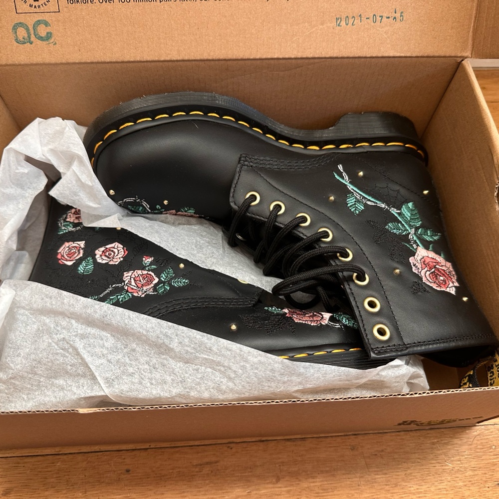 Dr Marten Vonda Chain Boots